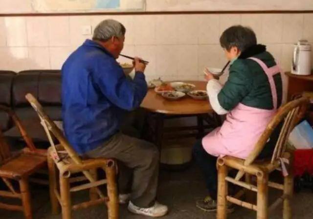 做家政一个月挣多少钱（住家保姆月薪过万，住家保姆的苦恼）