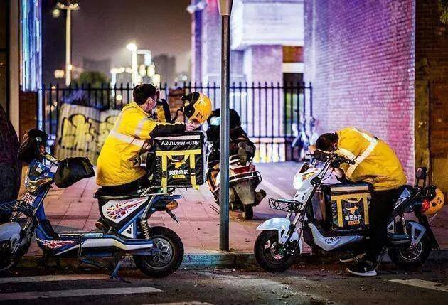 跑外卖一天可以赚多少钱（美团骑手的收入是否很高？他们一个月能赚多少钱？）