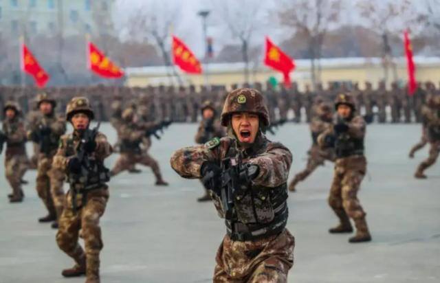 当两年兵回来一共能拿多少钱（两年义务兵退伍后，大学生应征入伍有哪些好处？）