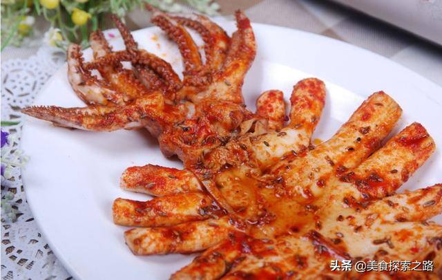 夜市上摆摊卖啥简单又赚钱（地摊卖什么小吃最赚钱）