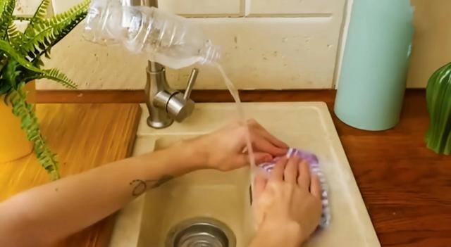 废旧塑料瓶子手工制作大全和方法（分享13个生活小妙招，塑料瓶变废为宝，想不到瓶子还能这样用）