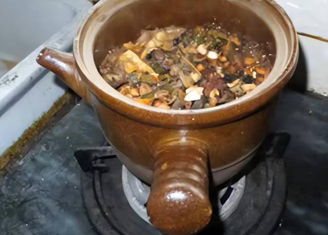 做家政一个月挣多少钱（住家保姆月薪过万，住家保姆的苦恼）