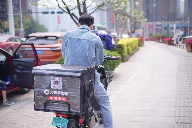 送外卖一个月1000单能挣多少钱（1天工资5800，1单配送费800元，在上海当外卖员月入5位数很简单？）