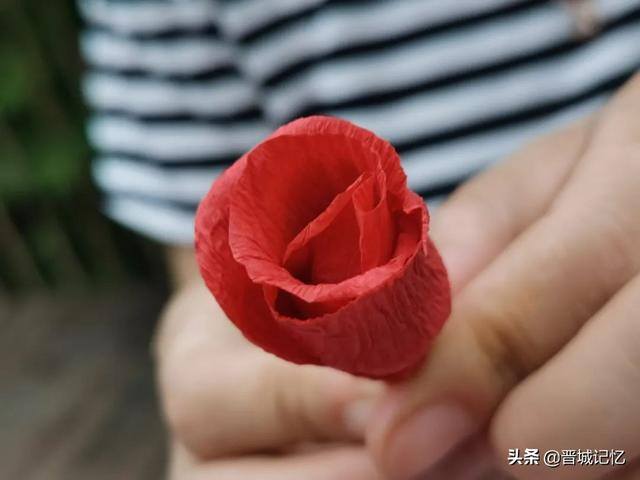 手工玫瑰花的做法教程（手把手教你制作一朵美丽的玫瑰）