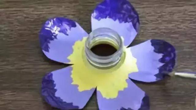 用矿泉水瓶做手工简单又漂亮（废弃的矿泉水瓶别扔，教你在家自制塑料瓶，孩子的最爱）