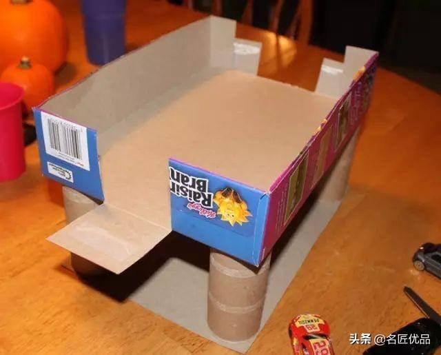 废旧纸箱手工制作大全（幼儿园纸板双层停车场）