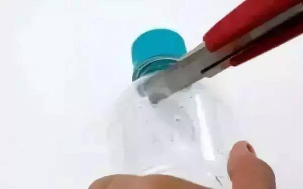 用矿泉水瓶做手工简单又漂亮（废弃的矿泉水瓶别扔，教你在家自制塑料瓶，孩子的最爱）