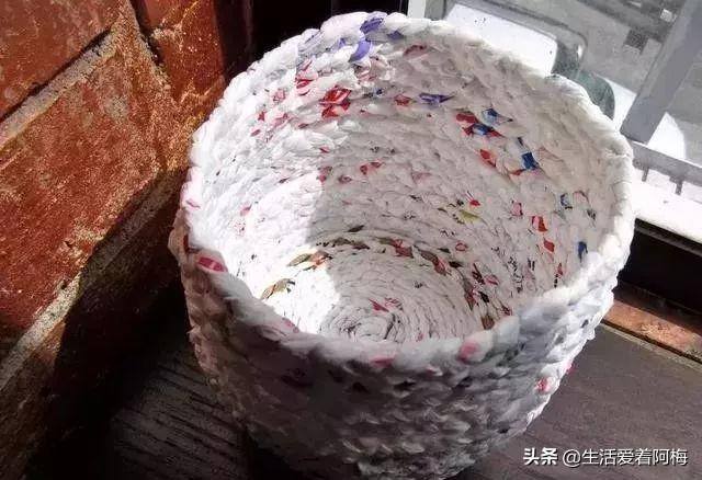 包包怎么做 手工制作（环保手工，塑料袋剪成条，编织成收纳筐或包包，手工制作附教程）
