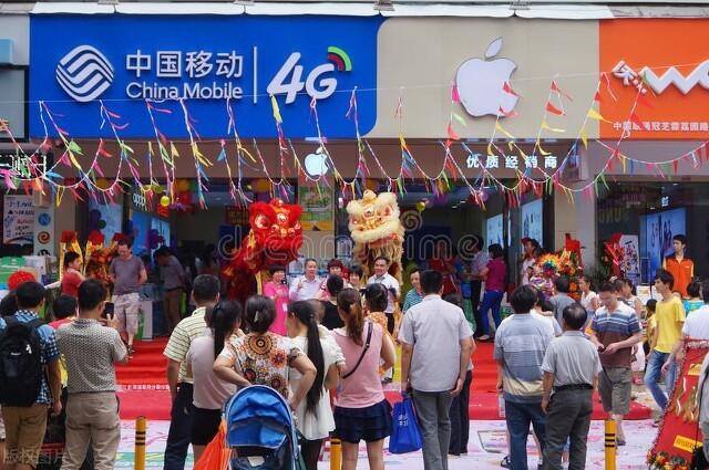 手机如何赚钱（广东一家手机店，老板利用“半价”做活动，一年收款1000万）
