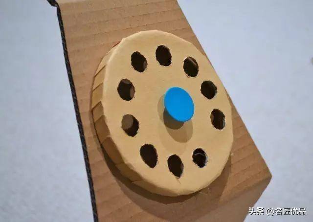 废旧纸箱手工制作大全（幼儿园纸板双层停车场）