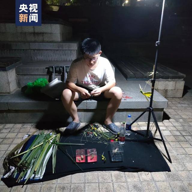 赚钱方法每天收入2000（15岁少年自学棕编6年制作各种动物造型栩栩如生）