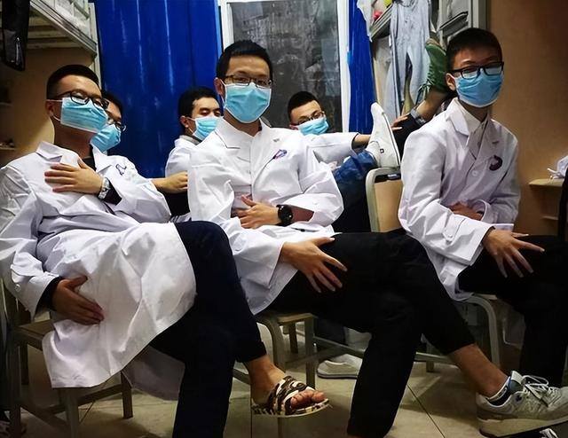 心理医生一个月能赚多少钱（上海医学专业的学生，毕业后工作怎么样？）