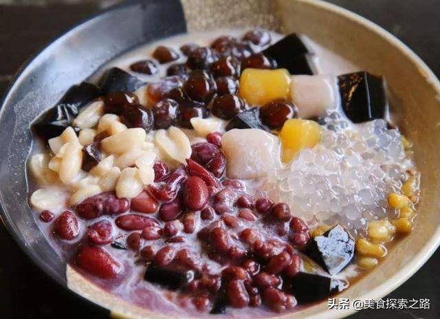 夜市上摆摊卖啥简单又赚钱（地摊卖什么小吃最赚钱）