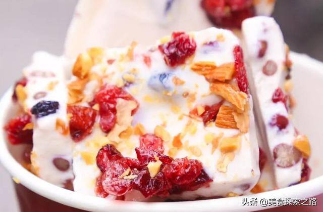 夜市上摆摊卖啥简单又赚钱（地摊卖什么小吃最赚钱）