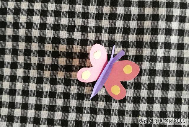 用卡纸做手工（用卡纸做一幅有花、有蝴蝶的春天的画）