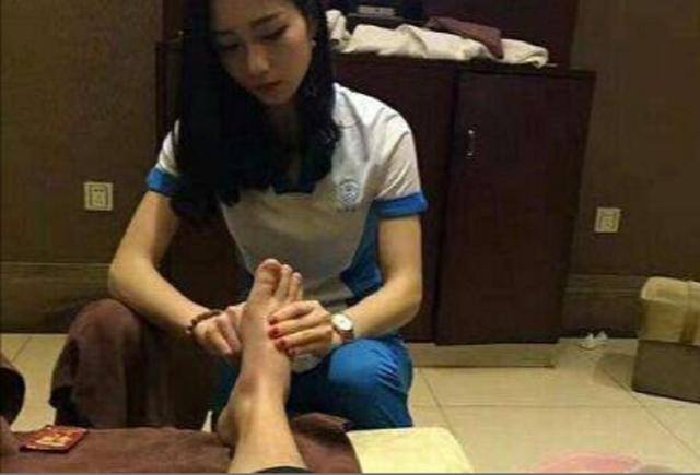 足疗店挣钱吗（不需要付出任何东西，就可以得到胡老板的“贪婪性”）