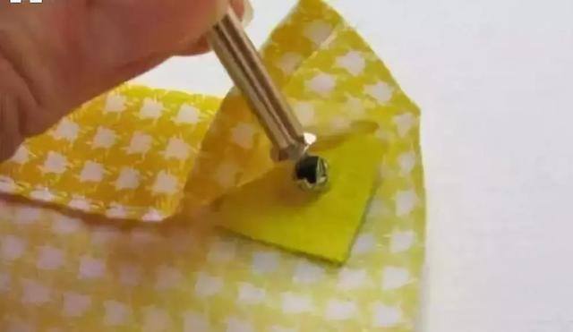 用矿泉水瓶做手工简单又漂亮（废弃的矿泉水瓶别扔，教你在家自制塑料瓶，孩子的最爱）