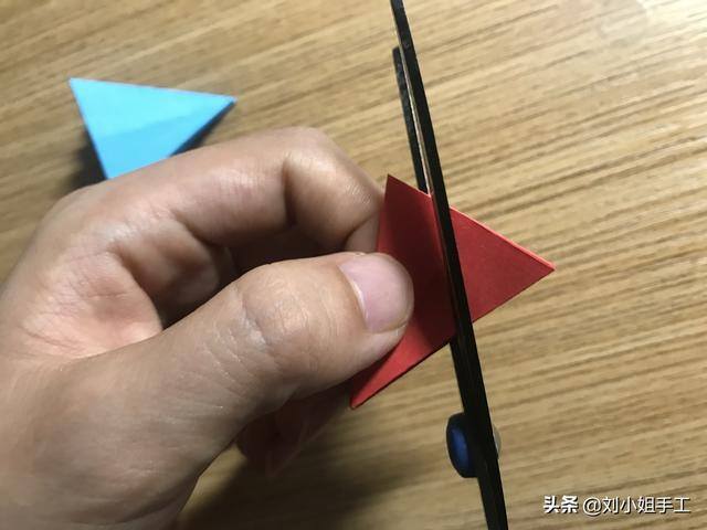 手工小雨伞的简单做法（简单易学的折纸小雨伞）
