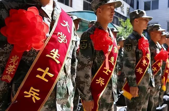 当两年兵回来一共能拿多少钱（两年义务兵退伍后，大学生应征入伍有哪些好处？）