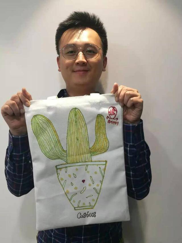 书包怎么画简单好看（爱学习志愿者为山区孩子绘制帆布包）