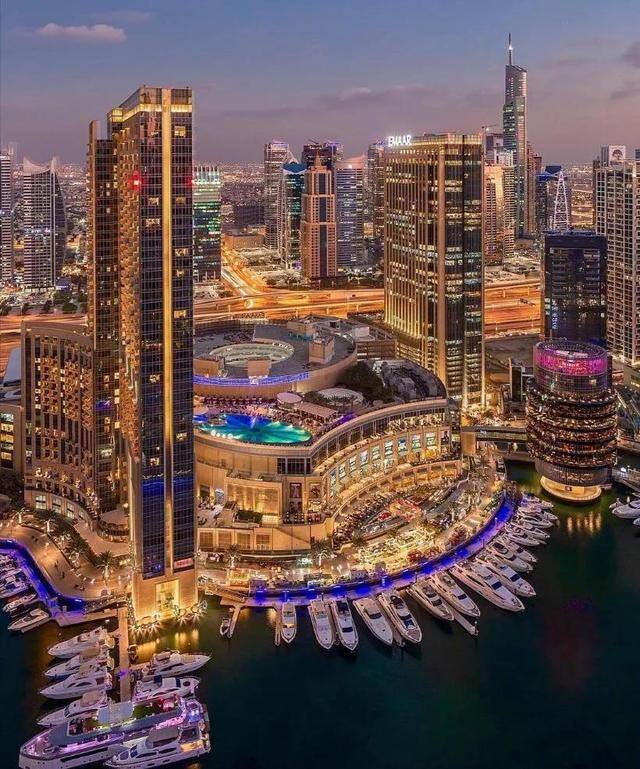 去迪拜打工一月多少钱人民币（在迪拜打工是怎样的体验？）