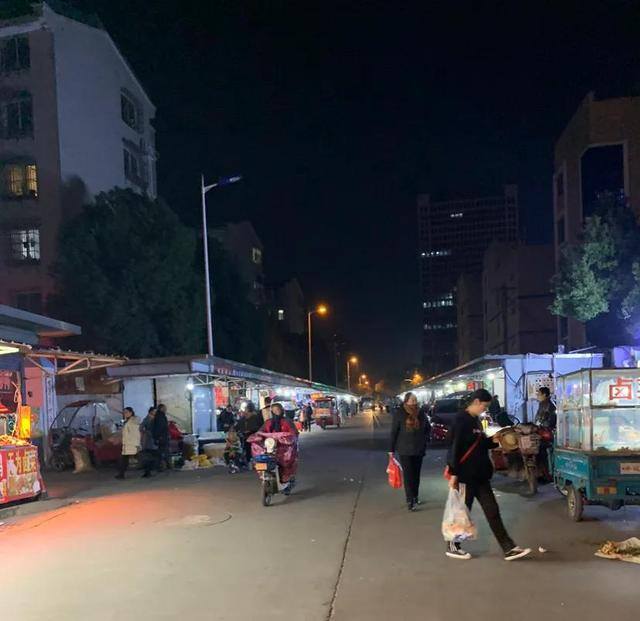 我的小吃街真的能赚钱吗（晚上下班路上，路边摆小摊的人很多，其中的利润很大吗？）