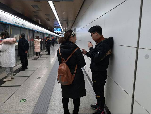 扫码赚钱平台一个码5元（地铁上的“扫码族”背后的生意经）