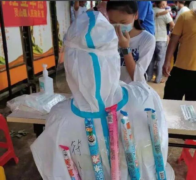 手工小发明制作（高温下的“背冰”战士，让人心疼！）