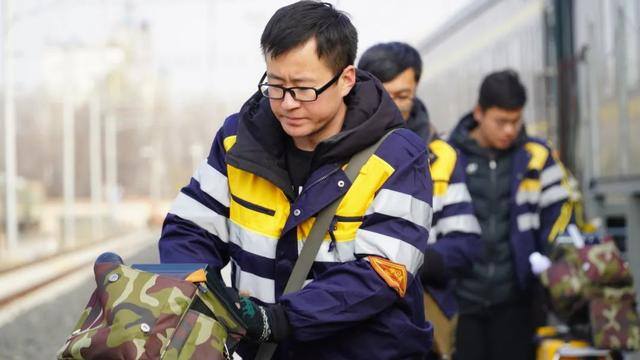 微信运动封面图片（钢轨“良医”员俊龙）