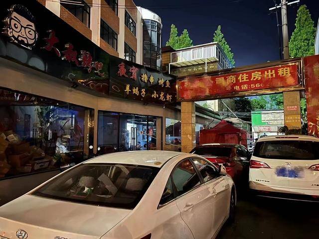 外发加工接单（上海邺泓餐饮管理有限公司擅自将订单委托其他食品经营者加工制作）