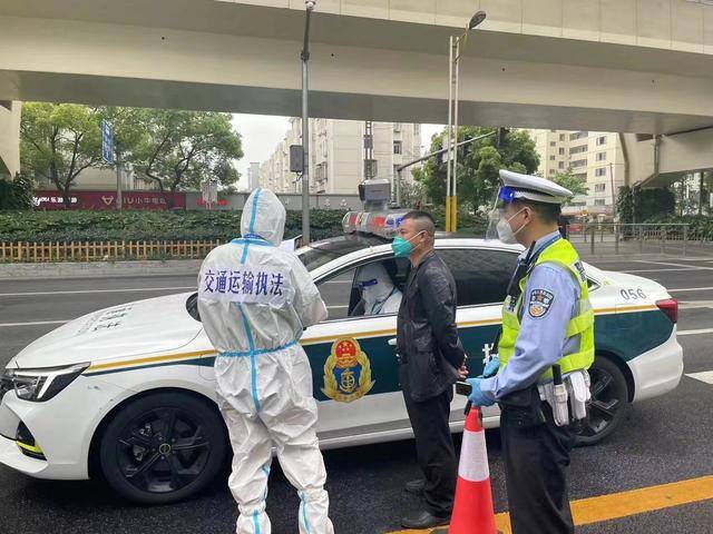 怎么拍违章车辆挣钱（上海一男子多次违反交通管制规定强行通行被处罚）