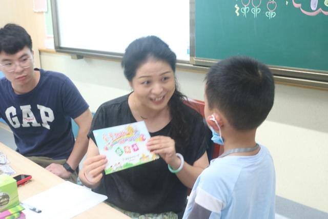 手工制作姓名牌（海盐县向阳小学：牵手阳阳，let’sgo）