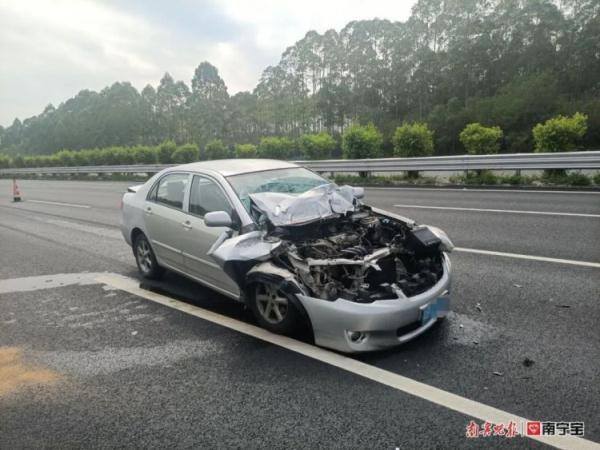 顺风车安全吗（小车追尾大货车3人受伤）