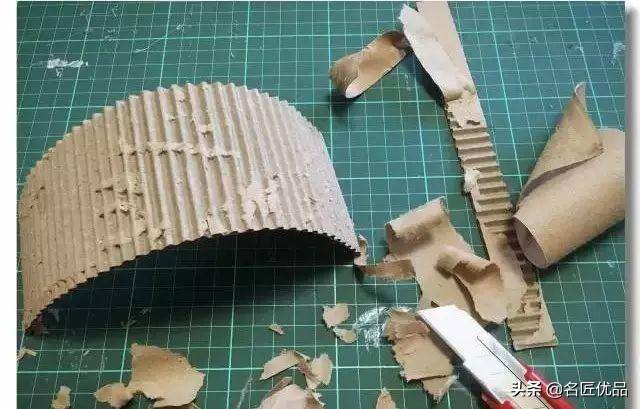 废旧纸箱手工制作大全（幼儿园纸板双层停车场）