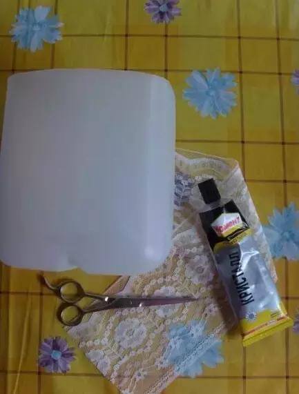 用矿泉水瓶做手工简单又漂亮（废弃的矿泉水瓶别扔，教你在家自制塑料瓶，孩子的最爱）