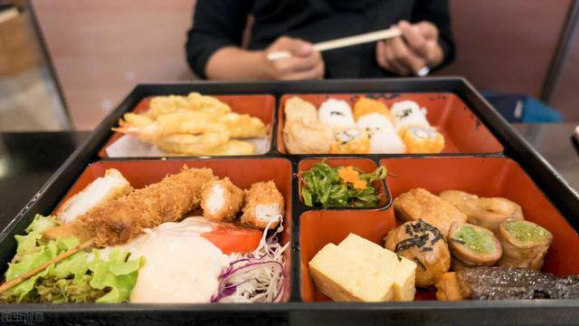 卖菜一天卖1000利润多少（卖盒饭日赚3000元也是轻轻松松）