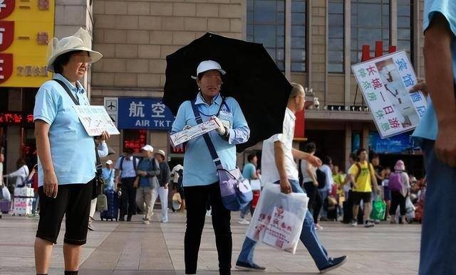10间房小旅馆一年能挣多钱（火车站附近的宾馆老板一年能赚多少钱？）