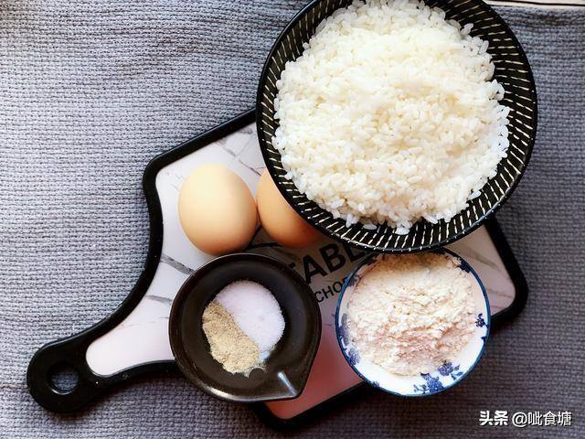 米饭锅巴怎么做简单的在家里做（剩米饭别再炒着吃了，我这个方法做成锅巴，好吃又简单，我家常吃）