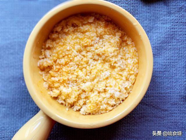米饭锅巴怎么做简单的在家里做（剩米饭别再炒着吃了，我这个方法做成锅巴，好吃又简单，我家常吃）