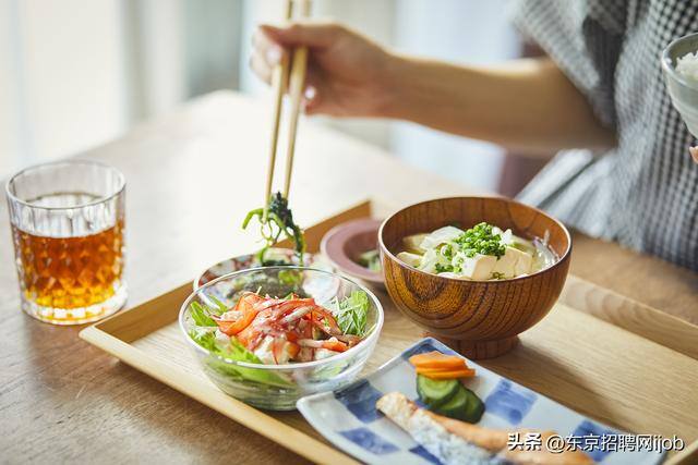 日本打工一个月能赚多少钱（日本中小企业的普通职员平均收入有多少？）