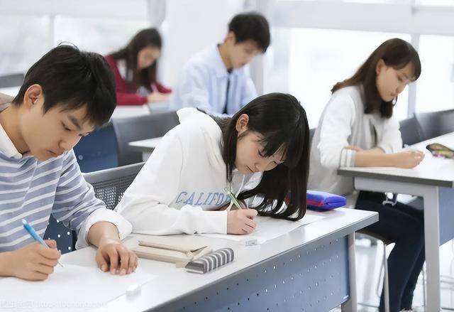 一个大专文凭能干什么（专科生毕业后，在校大学生从事什么工作最好？答案很现实）