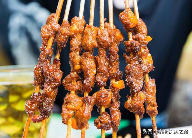 夜市上摆摊卖啥简单又赚钱（地摊卖什么小吃最赚钱）