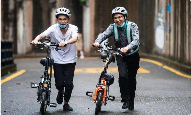 怎么做代驾司机兼职（女大学生当代驾一个月，每天晚上工作4小时，一个月能赚多少钱？）