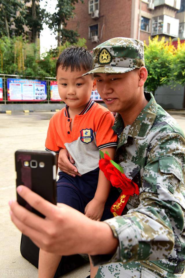 大学生当兵两年后可以拿多少钱（大学生当兵2年，津贴多少？有何待遇？）