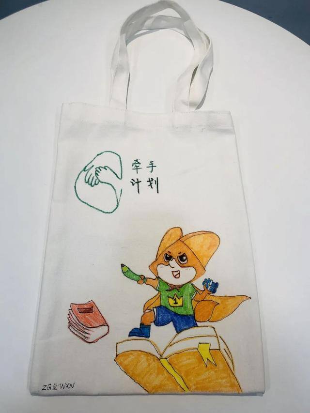 书包怎么画简单好看（爱学习志愿者为山区孩子绘制帆布包）