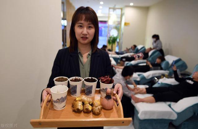 足疗店挣钱吗（不需要付出任何东西，就可以得到胡老板的“贪婪性”）