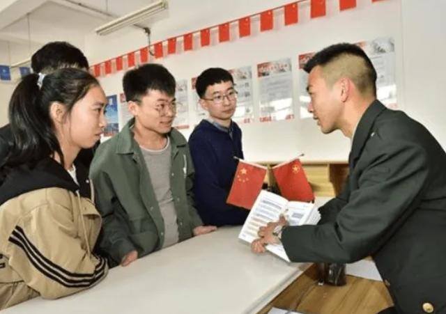当两年兵回来一共能拿多少钱（两年义务兵退伍后，大学生应征入伍有哪些好处？）