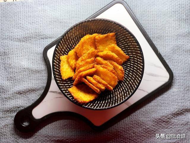 米饭锅巴怎么做简单的在家里做（剩米饭别再炒着吃了，我这个方法做成锅巴，好吃又简单，我家常吃）