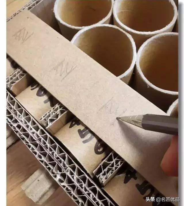 废旧纸箱手工制作大全（幼儿园纸板双层停车场）