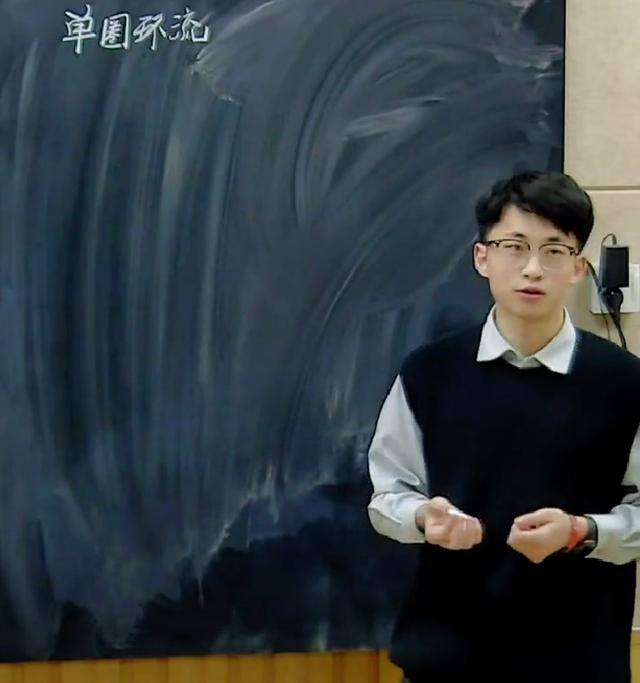 教室怎么画简单又漂亮（济南一95后地理老师，随手画出“教科书式”板书，工整程度堪比ppt）